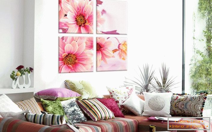 Immer häufiger entscheiden sich die Wohnungseigentümer für die Innengestaltung des Bildes mit einem Blumendruck. Sanft rosa Blütenblätter machen die Atmosphäre im Raum romantisch und einfach. 