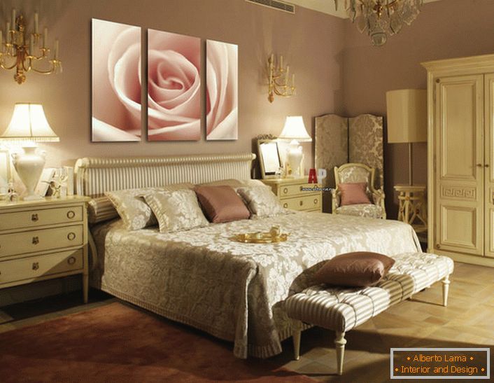 Die Knospe einer blassrosa Rose auf modularen Gemälden ergänzt das luxuriöse Interieur des Schlafzimmers im Art Deco Stil.
