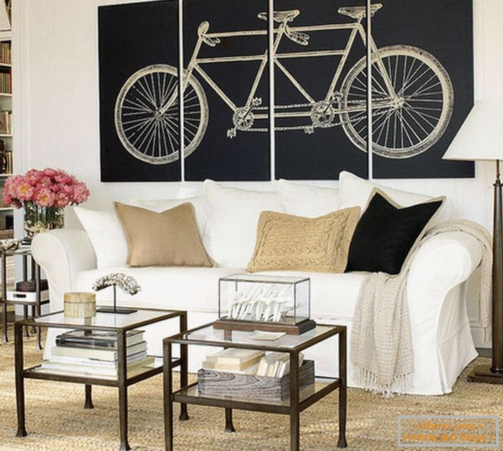 Das Wohnzimmer im skandinavischen Stil ist mit modularen Gemälden dekoriert, die ein Fahrrad darstellen. Nicht mit Bedeutung überladen, das Design macht das Design komplett. 