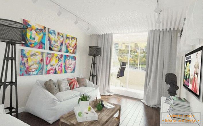 Modulare Gemälde im Wohnzimmer in einem Landhaus in Südspanien.