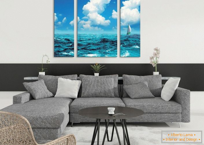Modulare Gemälde mit dem Bild des Meeres machen die Situation im Wohnzimmer im Sommer leicht und aufregend. 