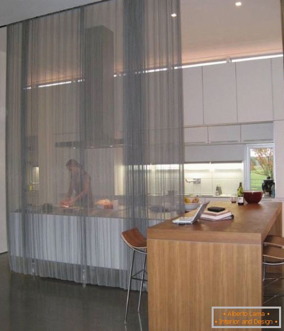 Transparente Vorhänge im Inneren des Küchenfotos