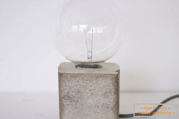 Hausgemachte Tischlampe aus Zement