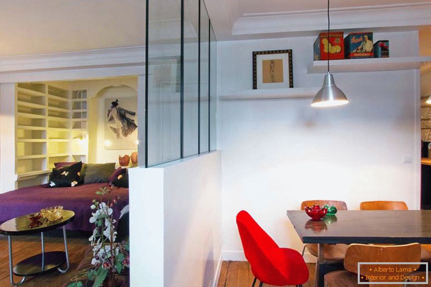 Partition zwischen dem Esszimmer und Wohnzimmer eines kleinen Studio-Apartment in Paris