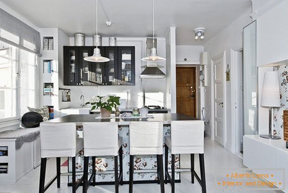 Kücheninnenraum in weiß-grauen Farbtönen
