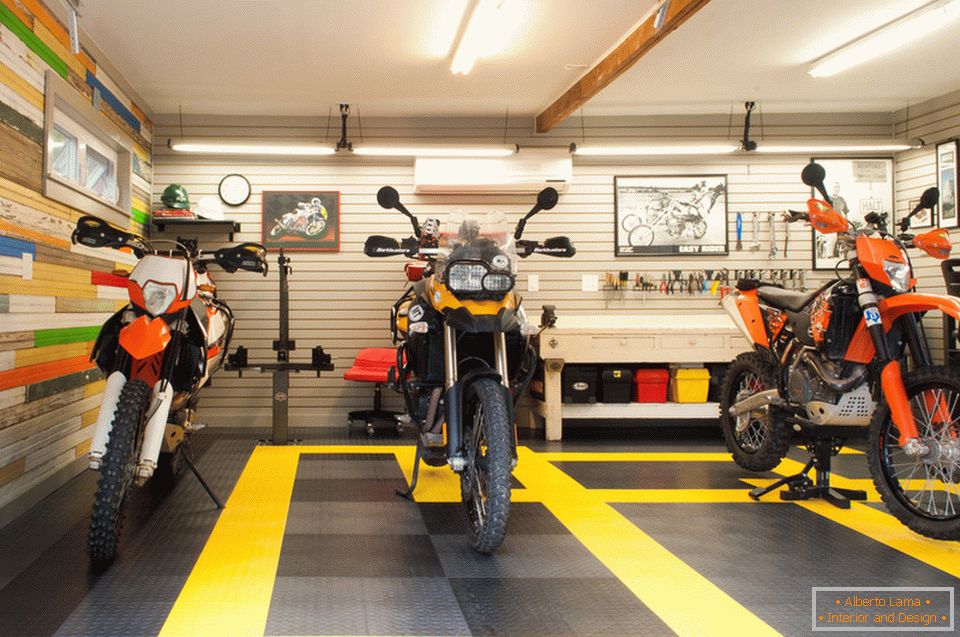 Motorräder in der kreativen Garage