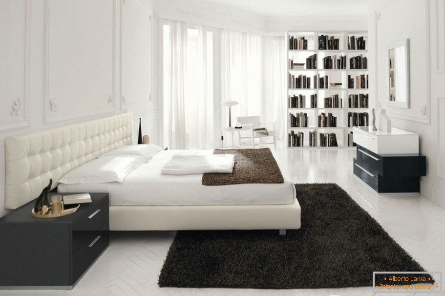 Schwarzer Teppich auf weißem Schlafzimmerboden