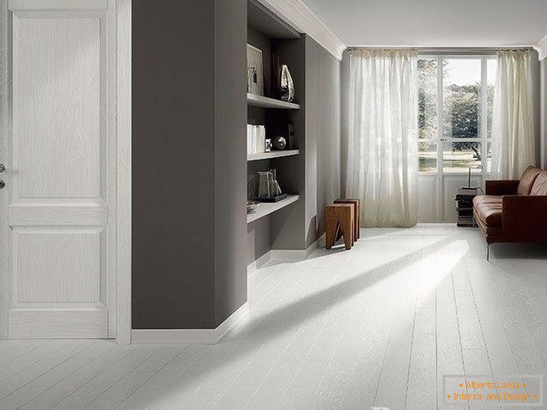 Zimmer mit grauen Wänden und weißem Boden