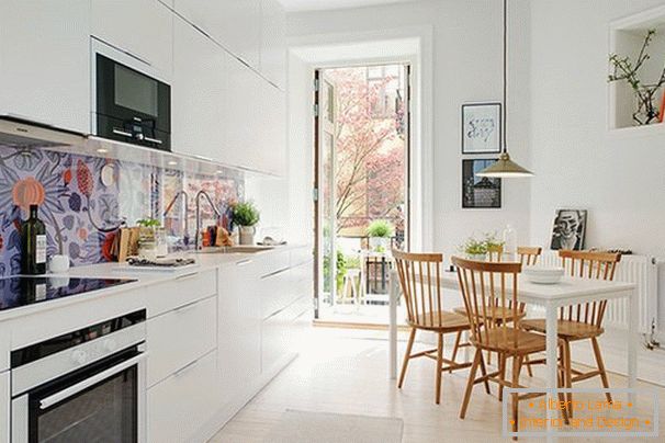 Kücheninterieur im skandinavischen Stil mit Balkon