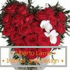 Original Bouquet von roten Rosen mit einem Paar weißer Blumen