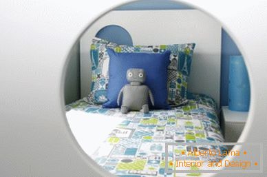 Ein Bett in einem kleinen Kinderzimmer für einen Jungen