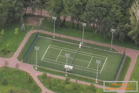 In Mezhyhiria. Tennisplatz