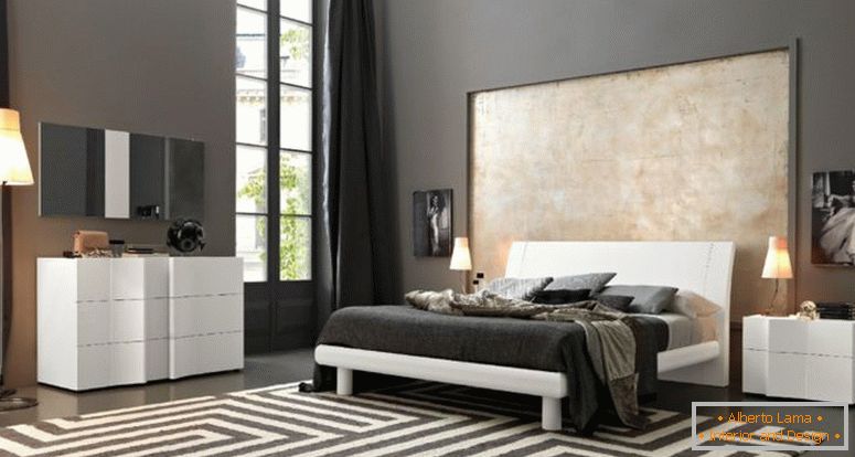 blauer Teppich-auf-dem-Holzboden-grau-Ende-des-Bettes-schwarz-Decke-dunkel-grau-Master-Schlafzimmer-Holz-Plattform-Bett
