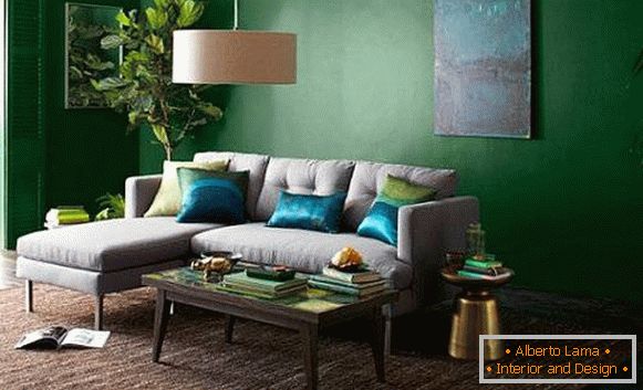 Dunkelgrüne Tapete für Wände und ein helles Sofa