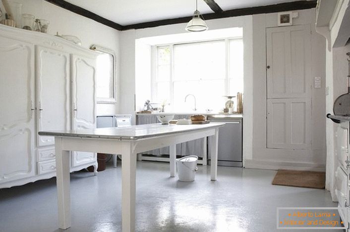 Die weiße Küche im englischen Stil ist der Traum der Hausfrauen, die sich Anhänger der Klassiker nennen können.