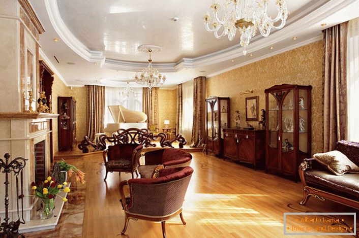Beispiel für richtig ausgewählte Möbel für das Wohnzimmer im englischen Stil. Glatte Linien, helle, kontrastierende Polsterung, geschnitzte Holzbeine - die Merkmale eines edlen englischen Stils.