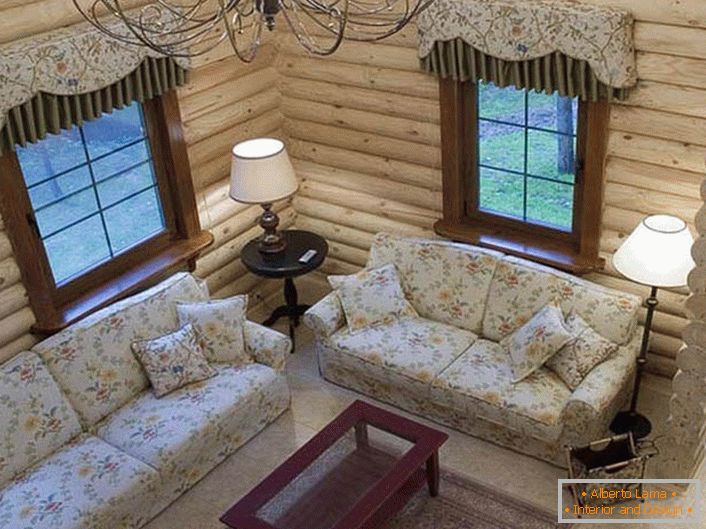 Raffiniertes Wohnzimmer im englischen Stil für ein kleines Jagdhaus. Ein gemütlicher Ort für warme, romantische Abende.