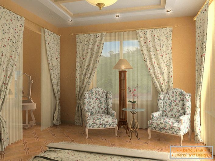 Schlafzimmer im englischen Stil mit einer ungewöhnlichen Wendung. Für die Polsterung von Möbeln, Vorhängen und Tagesdecken wurde ein Stoff mit einem unscheinbaren Blumenmuster gewählt.