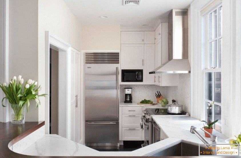 Innenarchitektur der Küche in den weißen Tönen