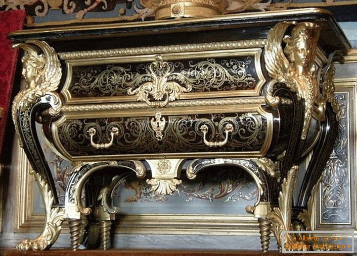 Exquisiter Couchtisch mit Goldelementen. Möbel im Haus eines wohlhabenden Franzosen. 