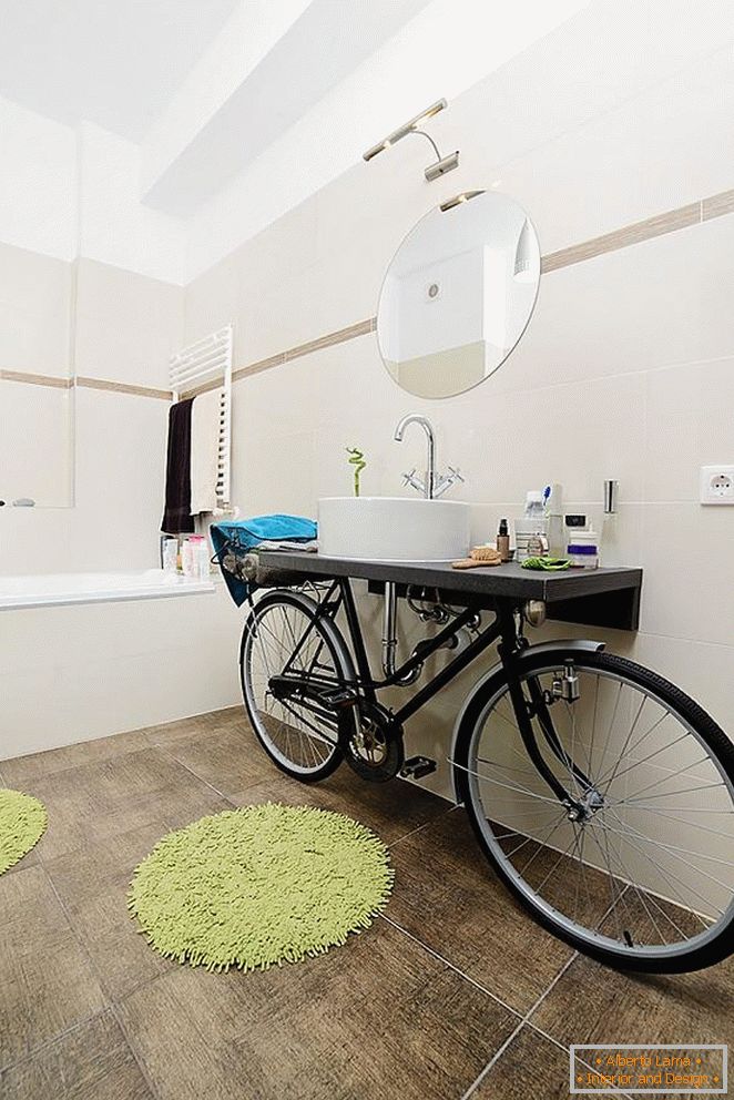 Ein ungewöhnliches Waschbecken auf dem Fahrrad im Badezimmer