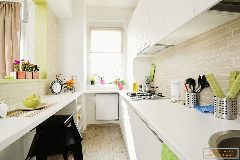 Lange weiße Küche mit hellgrünen Akzenten