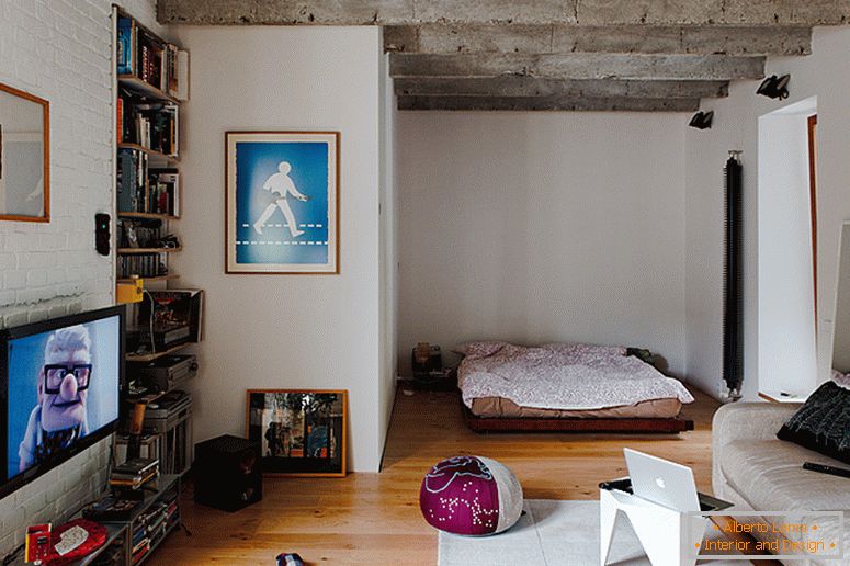 Innenraum eines Schlafzimmers einer kleinen Wohnung in Slowakei