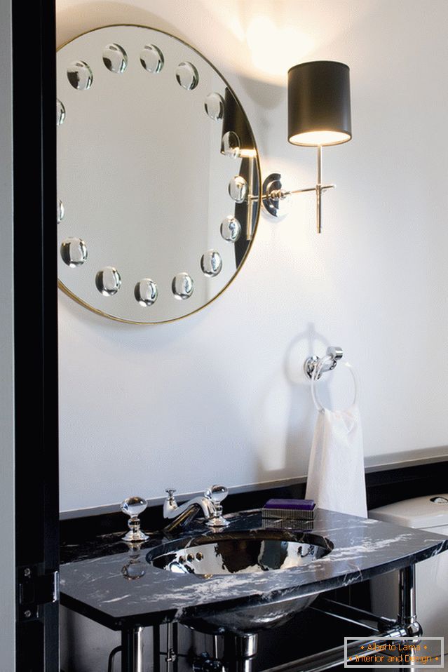 Spiegel mit Beleuchtung im Badezimmer