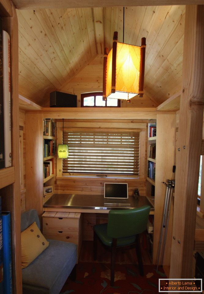 Innenraum eines kleinen Holzhauses
