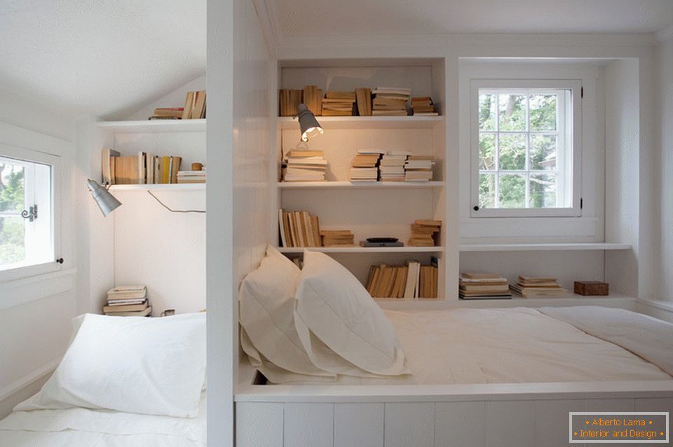 Öffnen Sie Bücherregale am Bett