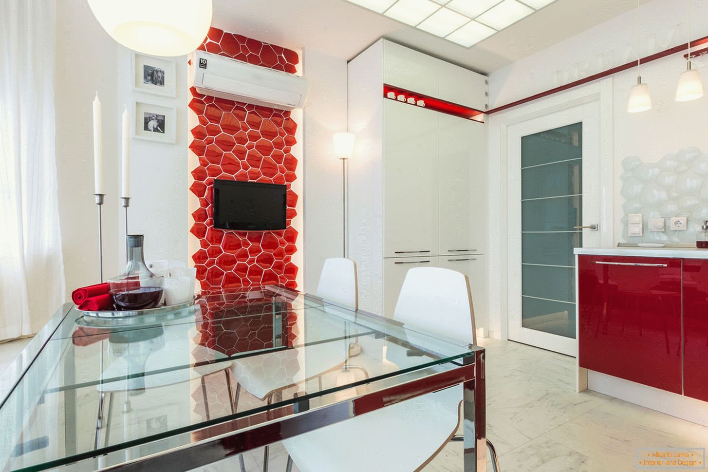 Schicke Innenküche in weißen und roten Farben