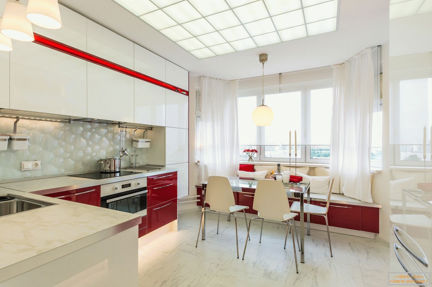 Schicke Innenküche in weißen und roten Farben