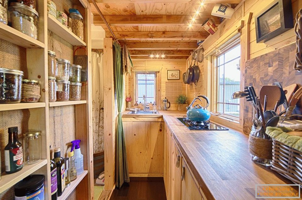 Küche eines kleinen Holzhauses
