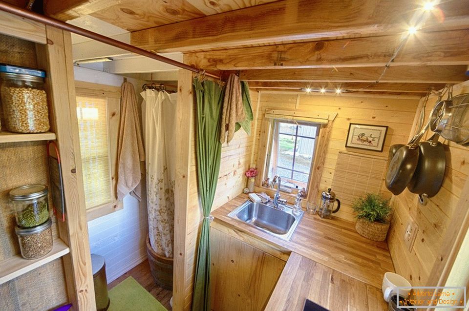 Küche eines kleinen Holzhauses