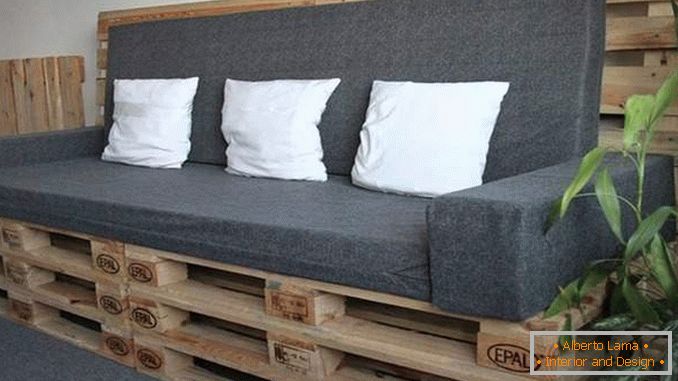 Ein einfaches Sofa aus Holzpaletten