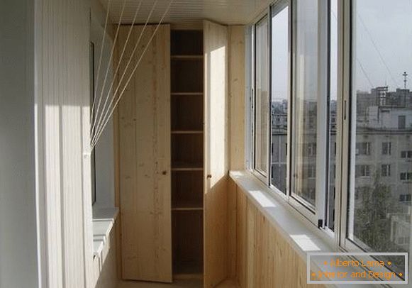 In-Zimmer-Schrank-auf-Balkon-svoimi-rukami