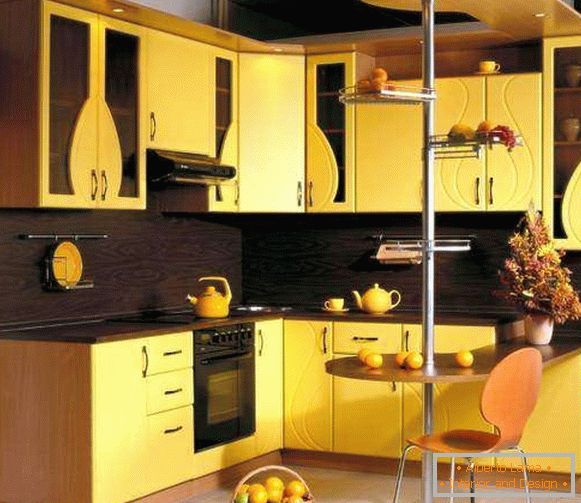 Gelbe Ecke Küche mit Frühstücksbar
