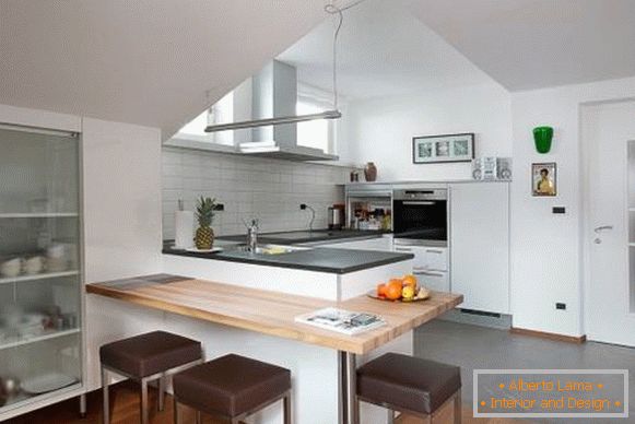 Eckige Küchen mit einem Bartresen - ein Foto des ungewöhnlichen Designs