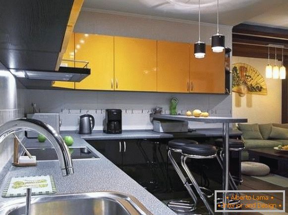 Eckküche mit einem Bartheke in Studio-Apartment
