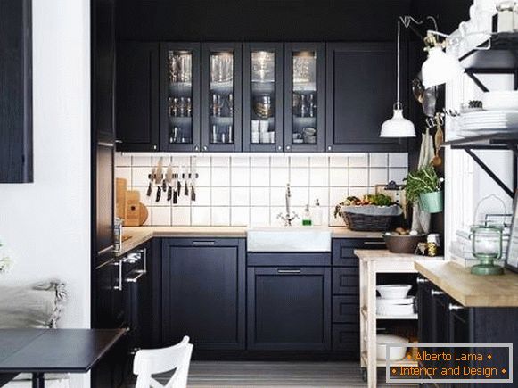 Stilvolle kleine Eckküchen in schwarzer Farbe