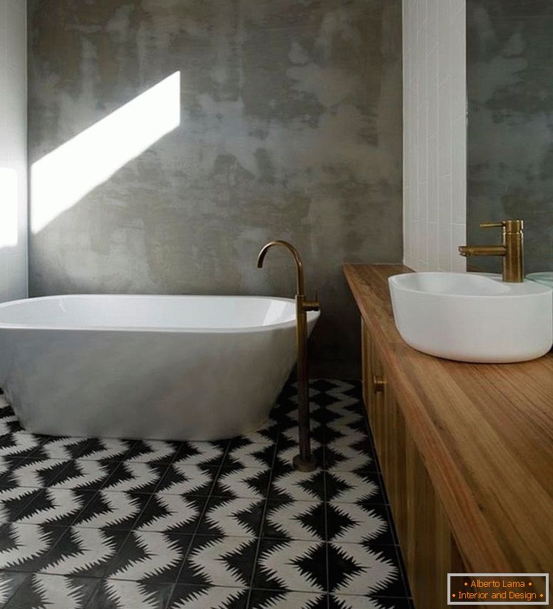 Putz-Beton-Wände-des-Badezimmer-Stand-in-Kontrast-zu-den-geometrischen-Zement-Fliesen