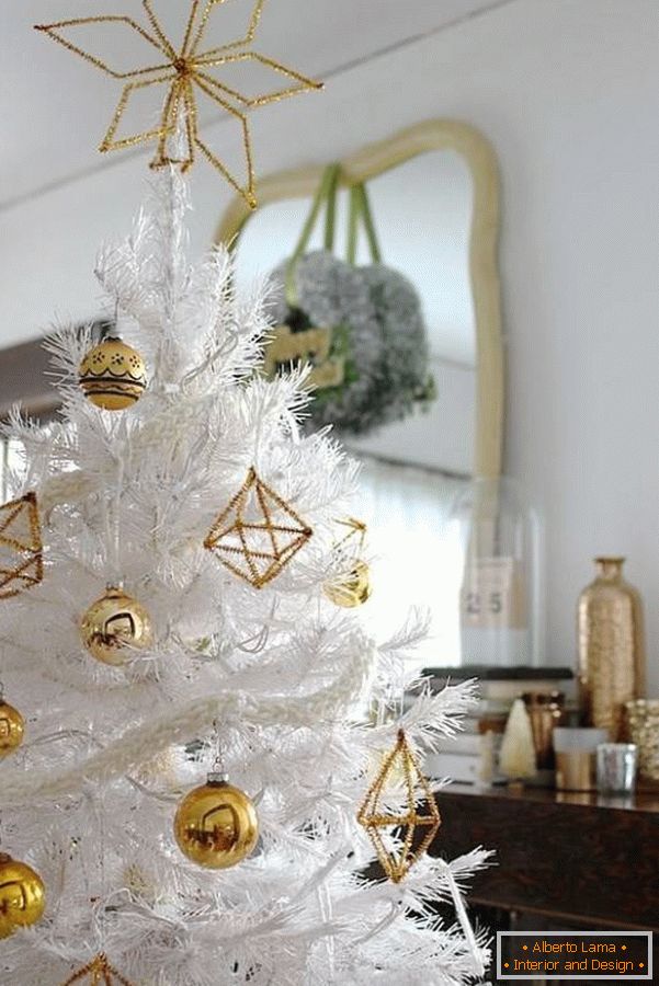 Weihnachtsbaum mit goldenen Spielzeugen