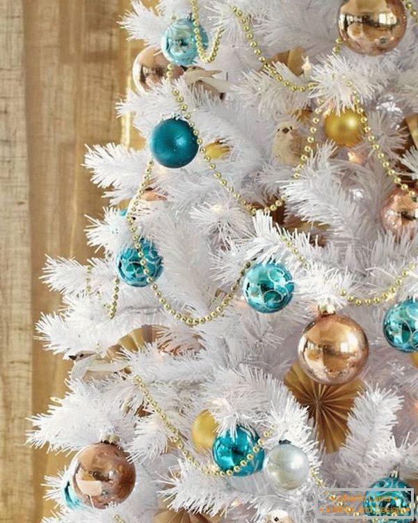 Weihnachtsbaum mit goldenen und blauen Spielwaren