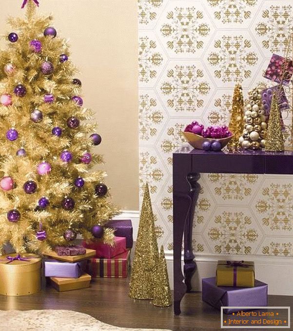 Weihnachtsdekorationen in Gold- und Violetttönen