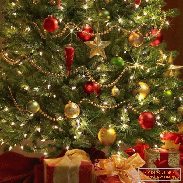 Rot- und Goldkugeln auf einem grünen Weihnachtsbaum