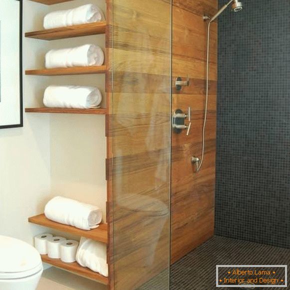 Badezimmer mit Holzregalen