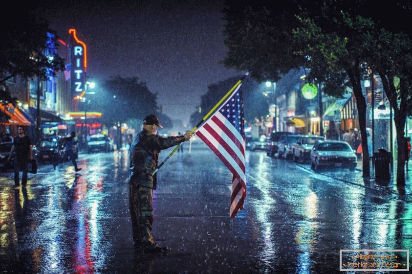 Amerikanischer Patriot mit Flagge draußen im Regen