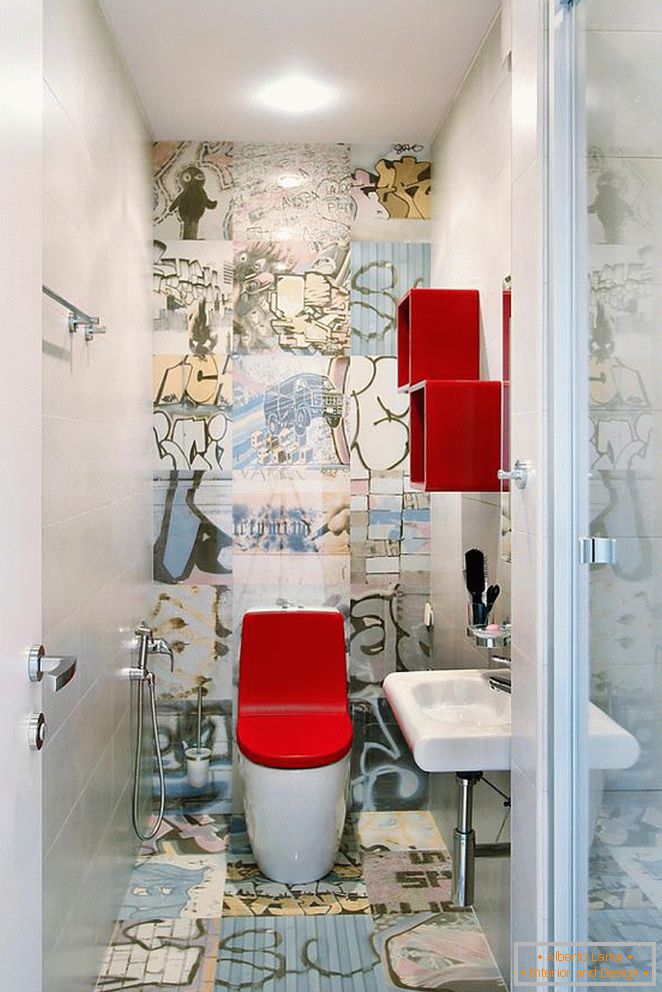 Toilette mit einem leuchtend roten Deckel in einer aufwendig dekorierten Toilette