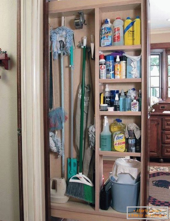 Wo Reinigungsmittel im Haus in der Küche lagern