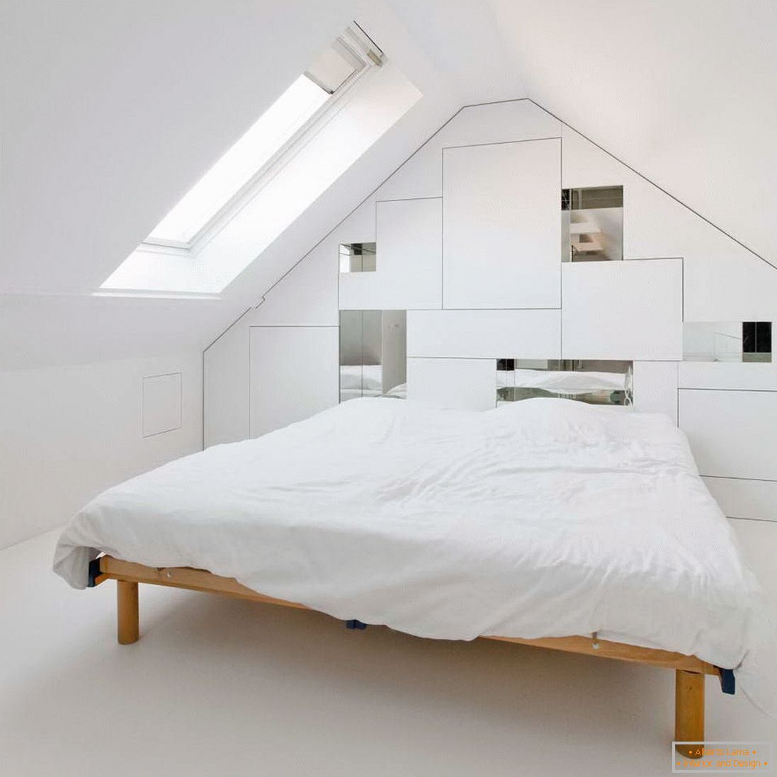 Schlafzimmer in weiß auf dem Dachboden